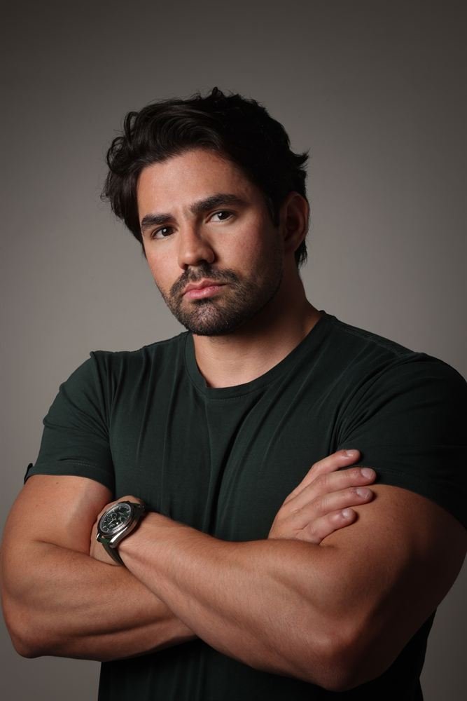 Dr. Felipe Carega de camiseta, com braços cruzados